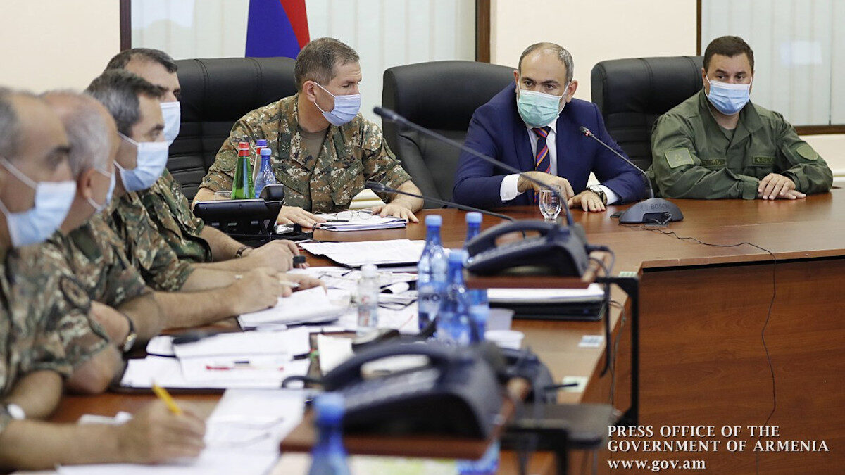 Ο Αρμένιος Πρωθυπουργός ενημερώνεται στο Υπουργείο Άμυνας