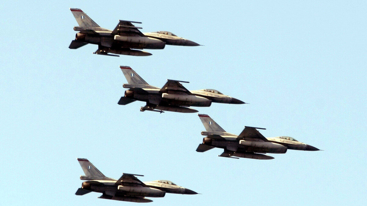 Σμήνος F16 μαχητικών αεροσκαφών της Πολεμικής Αεροπορίας σε παρέλαση στη Θεσσαλονίκη