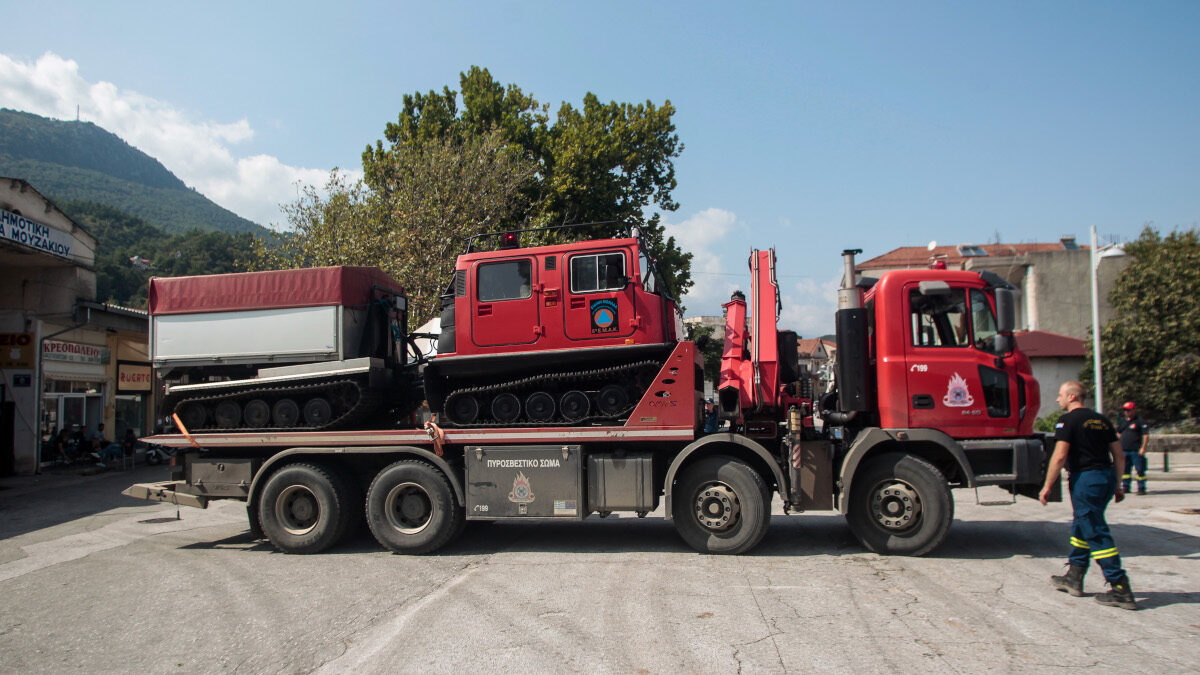 Ερπυστριοφόρο της Πυροσβεστικής - Η επόμενη ημέρα των καταστροφών από την κακοκαιρία "Ιανός" που προκάλεσε την υπερχείλιση του Πάμισου ποταμού στο Μουζάκι Καρδίτσας την Κυριακή 20 Σεπτεμβρίου 2020.