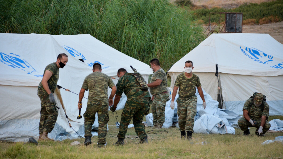 Στελέχη των ΕΔ κατασκευάζουν σκηνές για τους πρόσφυγες στο Καρά Τεπέ στη Λέσβο