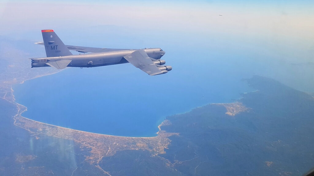 πολεμική αεροπορία συνοδεία αμερικάνικων σκαφών