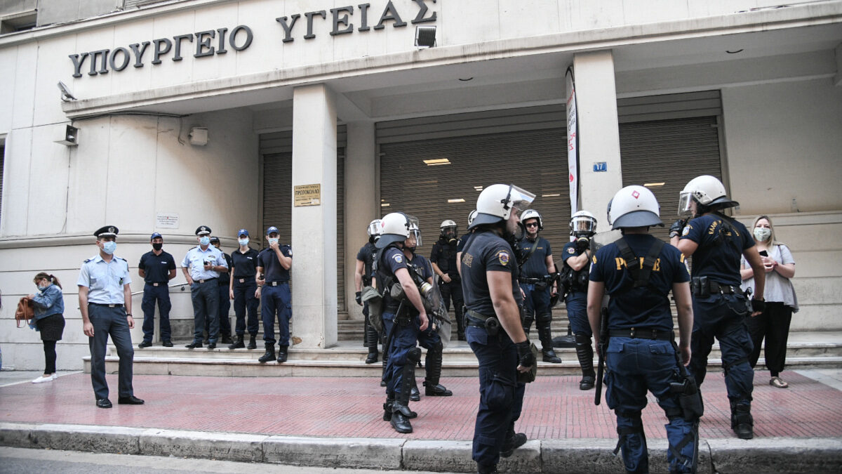 Υπουργείο Υγείας: Υποδοχή με ΜΑΤ στους «ήρωες» υγειονομικούς