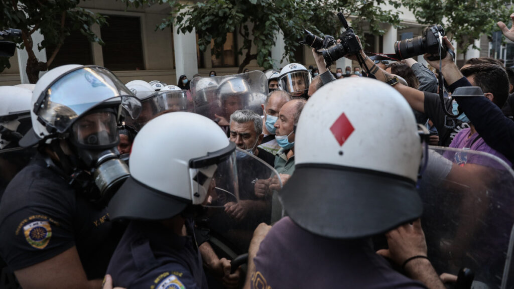 Υπουργείο Υγείας: Υποδοχή με ΜΑΤ στους «ήρωες» υγειονομικούς