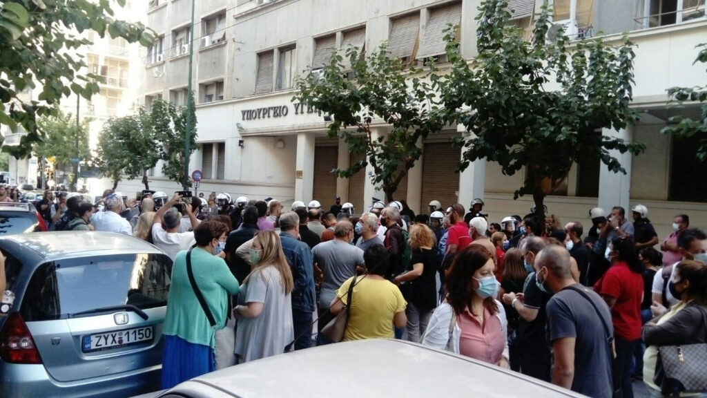Υπουργείο Υγείας: Υποδοχή με ΜΑΤ στους «ήρωες» υγειονομικούς