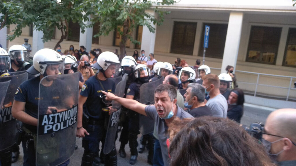 Υπουργείο Υγείας: Υποδοχή με ΜΑΤ στους «ήρωες» υγειονομικούς