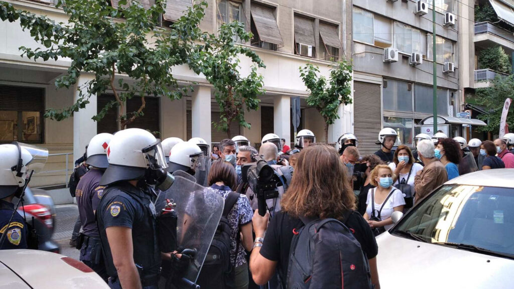 Υπουργείο Υγείας: Υποδοχή με ΜΑΤ στους «ήρωες» υγειονομικούς