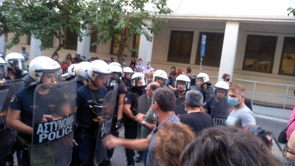 Υπουργείο Υγείας: Υποδοχή με ΜΑΤ στους «ήρωες» υγειονομικούς