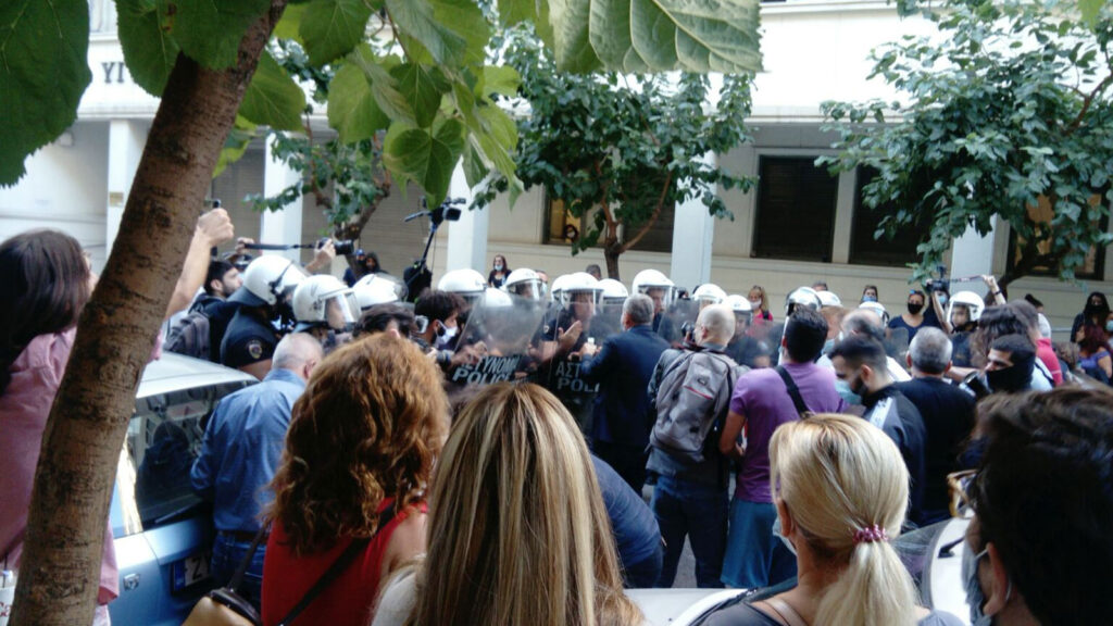 Υπουργείο Υγείας: Υποδοχή με ΜΑΤ στους «ήρωες» υγειονομικούς