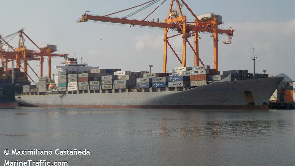 Το πλοίο μεταφοράς εμπορευματοκιβωτίων Maersk Launceston που ενεπλάκη στο ναυτικό ατύχημα έξω από το λιμάνι του Πειραιά