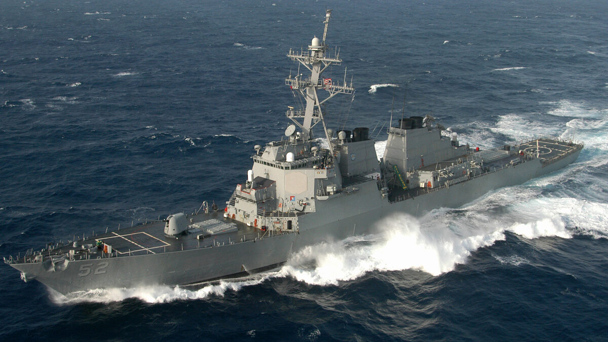 Το Αμερικανικό Αντιτορπιλικό USS BARRY (DDG52) σε άσκηση στον Ατλαντικό Ωκεανό