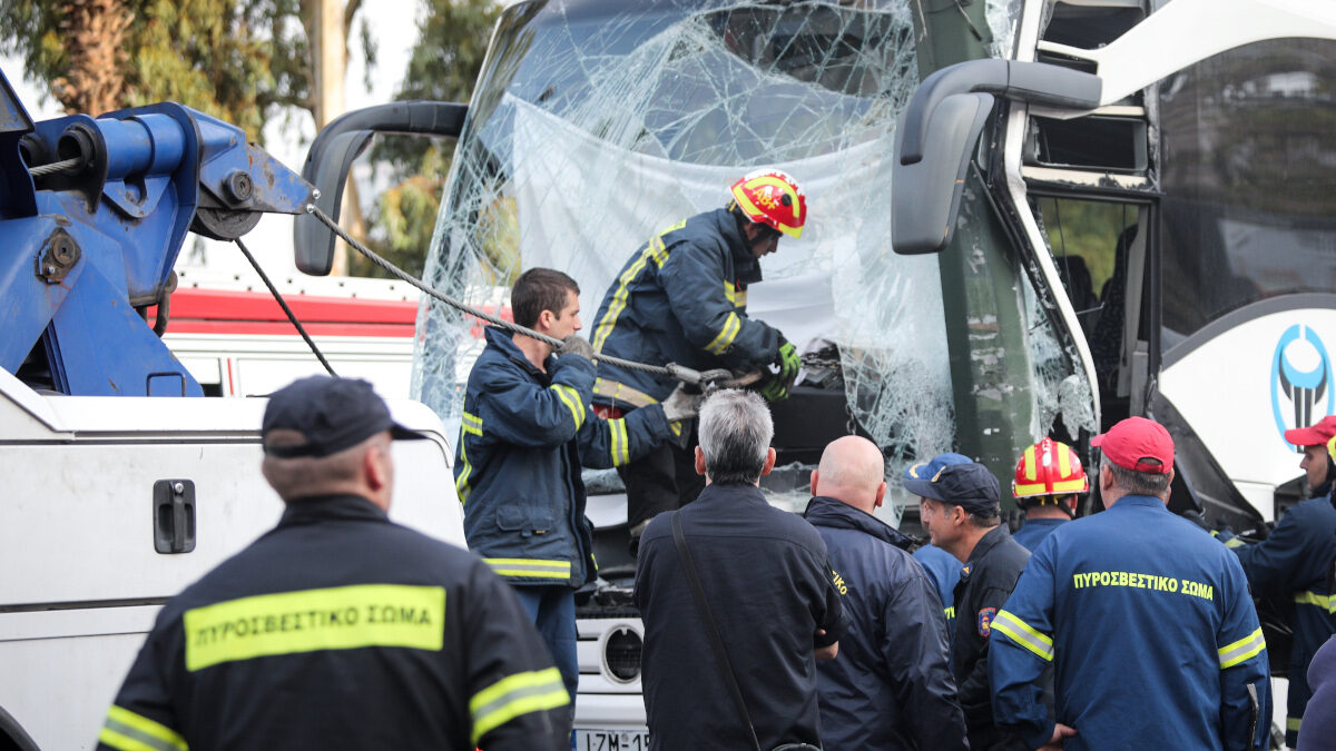 Επιχείρηση της πυροσβεστικής για τον απεγκλωβισμό οδηγού τουριστικού λεωφορείου,που προσέκρουσε σε κολόνα νωρίς το πρωί λόγω ολισθηρότητας του οδοστρώματος στην ακτή Μιαούλη στον Πειραιά, Πέμπτη 24 Σεπτεμβρίου 2020