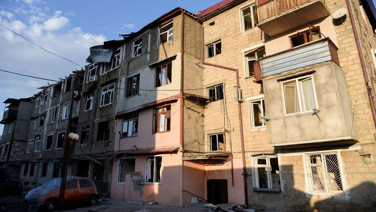 Βομβαρδισμένα κτίρια στην πρωτεύουσα Στεπαναμερτ της αυτόνομης περιοχής Ναγκόρνο - Καραμπάχ, του Αζερμπαϊτζάν, απο το πυροβολικό του Αζερμπαϊτζάν