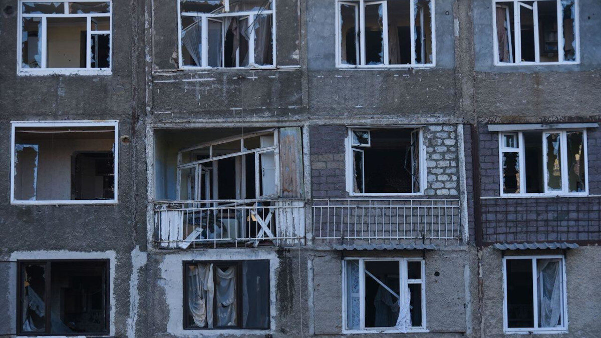 Βομβαρδισμένα κτίρια στην πρωτεύουσα Στεπαναμερτ της αυτόνομης περιοχής Ναγκόρνο - Καραμπάχ, του Αζερμπαϊτζάν, απο το πυροβολικό του Αζερμπαϊτζάν