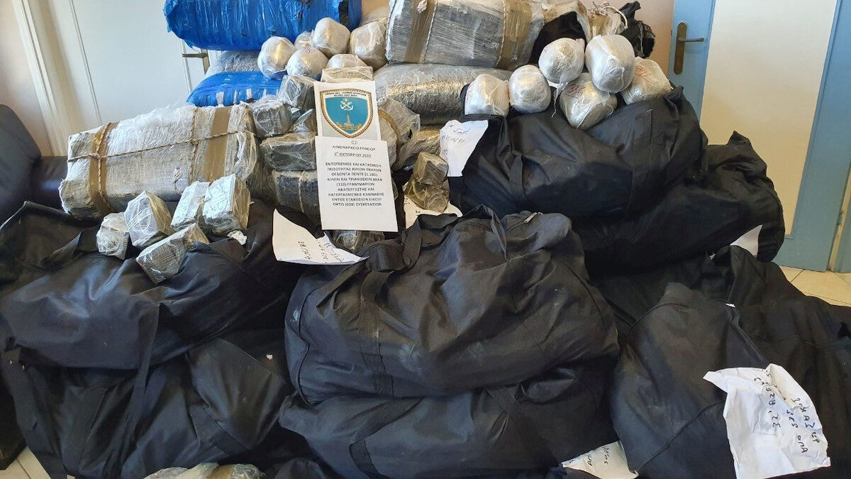 Εντοπισμός μεγάλης ποσότητας ναρκωτικών ουσιών ενός τόνου, (1.185,49kg) από τα στελέχη του Λιμενικού Σώματος – Ελληνικής Ακτοφυλακής στο Μεσσηνιακό κόλπο / Πηγή: HCG