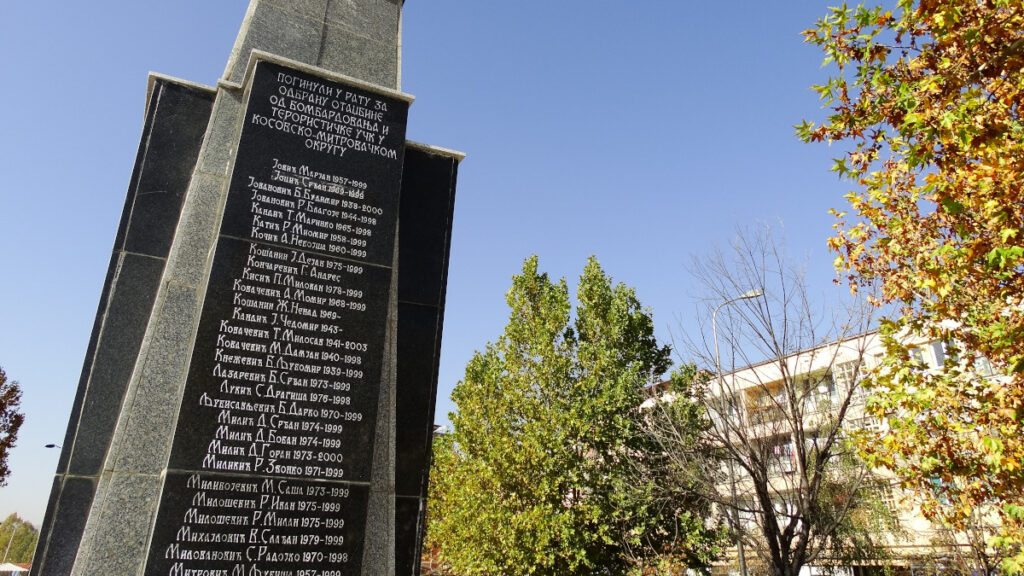 Μνημείο δολοφονημένων Σέρβων στη Μιτρόβιτσα του Κοσσυφοπεδίου από τον UCK