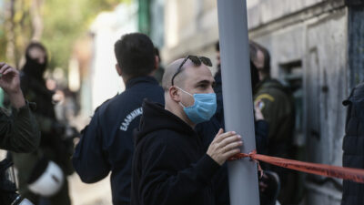 Ο Μπογδάνος έξω απ' το Πολυτεχνείο, ασκώντας τα...βουλευτικά του καθήκοντα