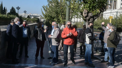 Διάβημα διαμαρτυρίας και επίδοση ψηφίσματος στην Βουλή, που υπογράφουν βουλευτές του ΣΥΡΙΖΑ, ΚΚΕ και ΜΕΡΑ 25 για την απαγορευση των συγκεντρώσεων για την επέτειο του Πολυτεχνείου την Δευτέρα 16 Νοεμβρίου 2020. (EUROKINISSI/ΤΑΤΙΑΝΑ ΜΠΟΛΑΡΗ)