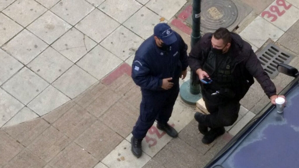 Αστυνομοκρατία στην πόλη της Καρδίτσας. Στη φωτογραφία κάτω από τα γραφεία του ΚΚΕ