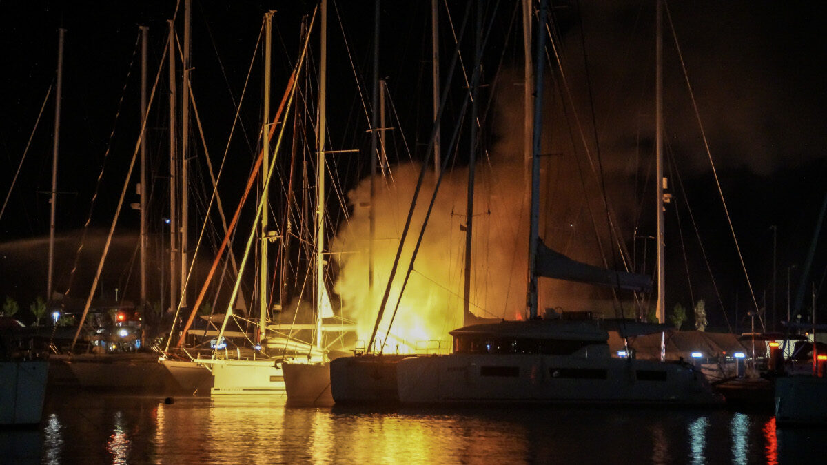 Πυρκαγιά σε ιστιοφόρο που ελλιμενίζονταν εντός της Μαρίνας στην Πρέβεζα την Τετάρτη 4 Νοεμβρίου 2020. (EUROKINISSI/ΓΙΩΡΓΟΣ ΕΥΣΤΑΘΙΟΥ)