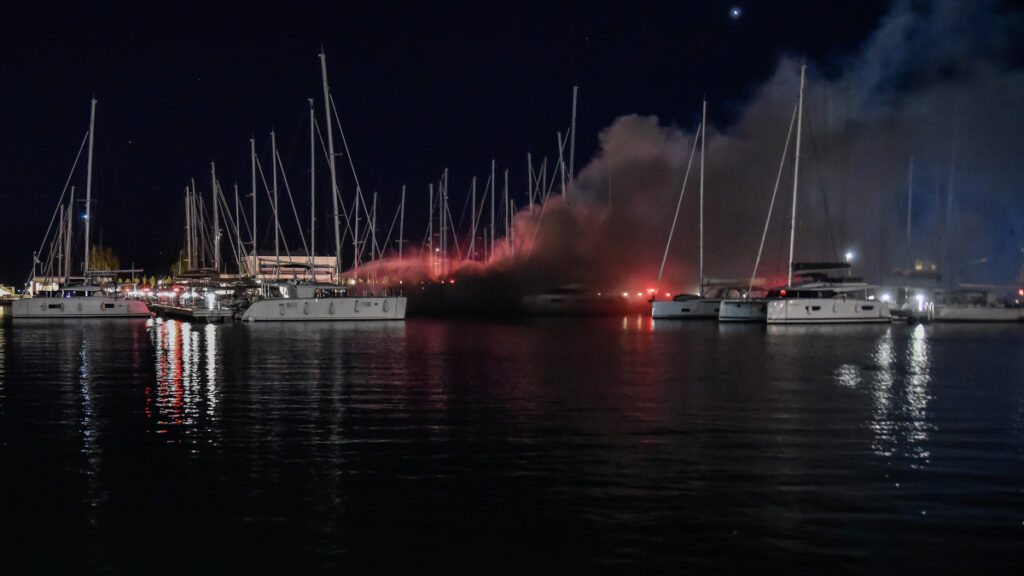 Πυρκαγιά σε ιστιοφόρο που ελλιμενίζονταν εντός της Μαρίνας στην Πρέβεζα την Τετάρτη 4 Νοεμβρίου 2020. (EUROKINISSI/ΓΙΩΡΓΟΣ ΕΥΣΤΑΘΙΟΥ)