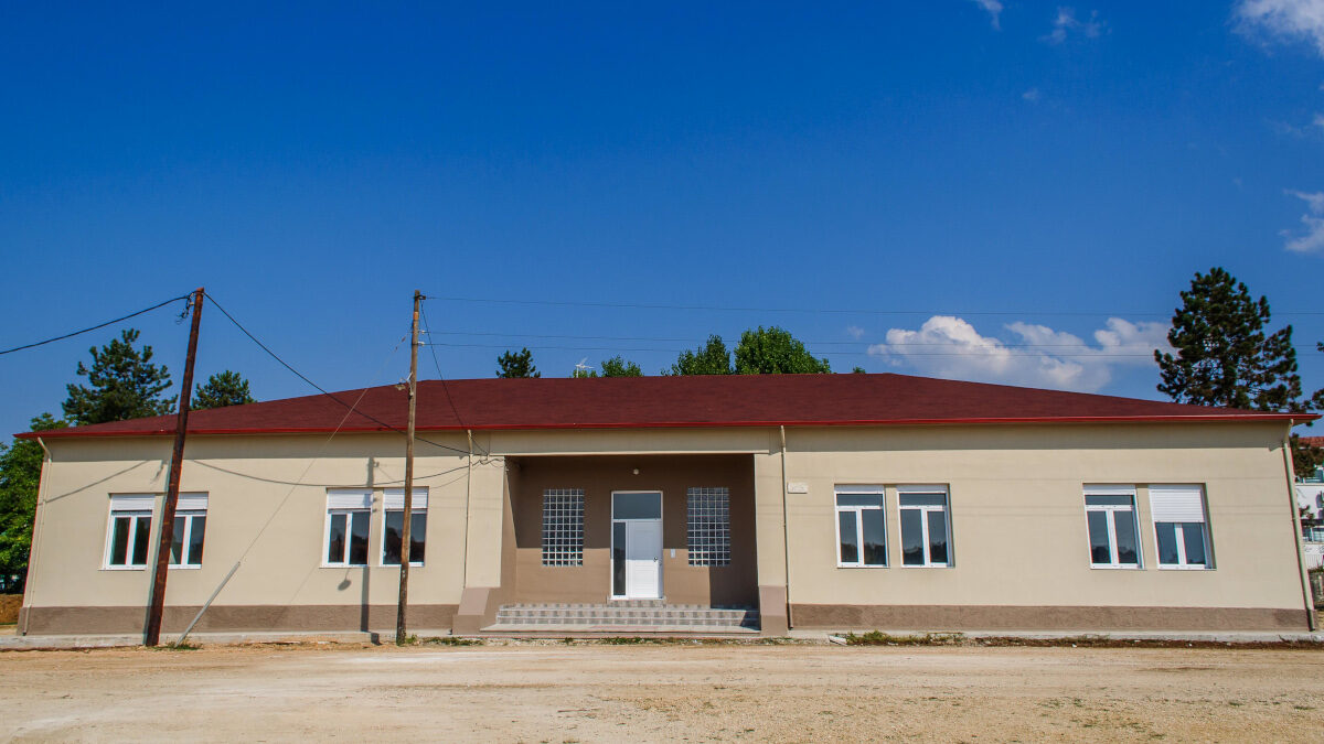 Στρατιωτικά οικήματα (υπο κατασκευή το 2018) στο στρατόπεδο «ΒΕΛΙΣΣΑΡΙΟΥ» στα Ιωάννινα. 3 στρατιωτικά οικήματα Αξιωματικών (ΣΟΑ), 4 οικήματα Μονίμων Υπαξιωματικών (ΣΟΜΥ) και 5 οικήματα Επαγγελματιών Οπλιτών (ΣΟΕΠΟΠ)