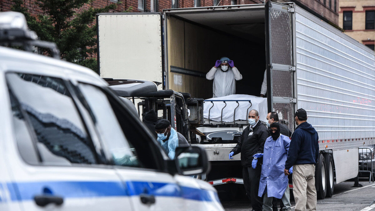 ΗΠΑ - Σοροί νεκρών από κορονοϊό σε φορτηγά - ψυγεία στη Νέα Υόρκη