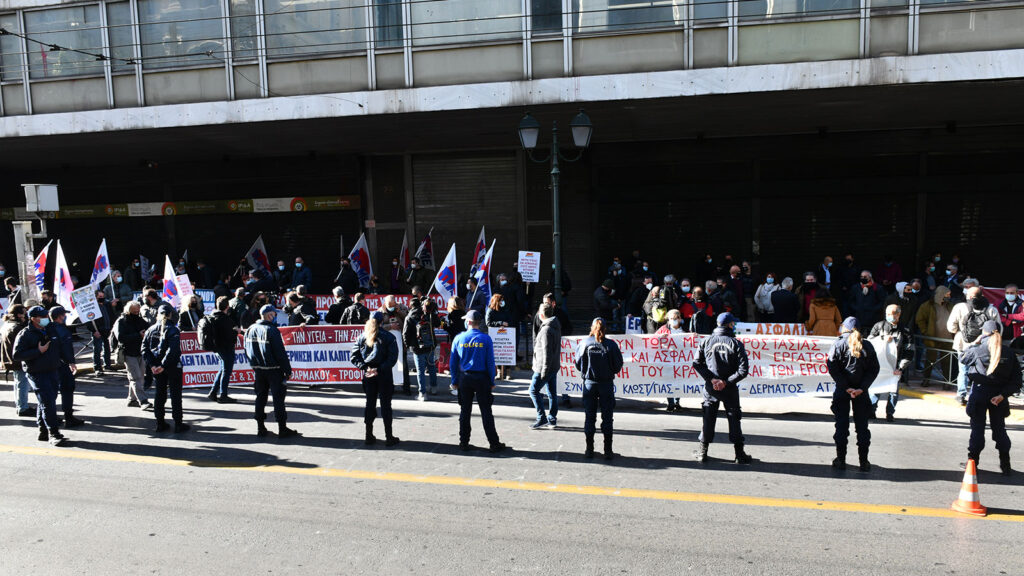 Απεργία 26/11/2020 - Υπουργείο Εργασίας: Συμβολική παρέμβαση στο υπουργείο Εργασίας πραγματοποίησαν το πρωί εκπρόσωποι των Διοικητικών Συμβουλίων των Ομοσπονδιών, Σωματείων και του ΕΚΑ, στο πλαίσιο της σημερινής 24ωρης απεργίας