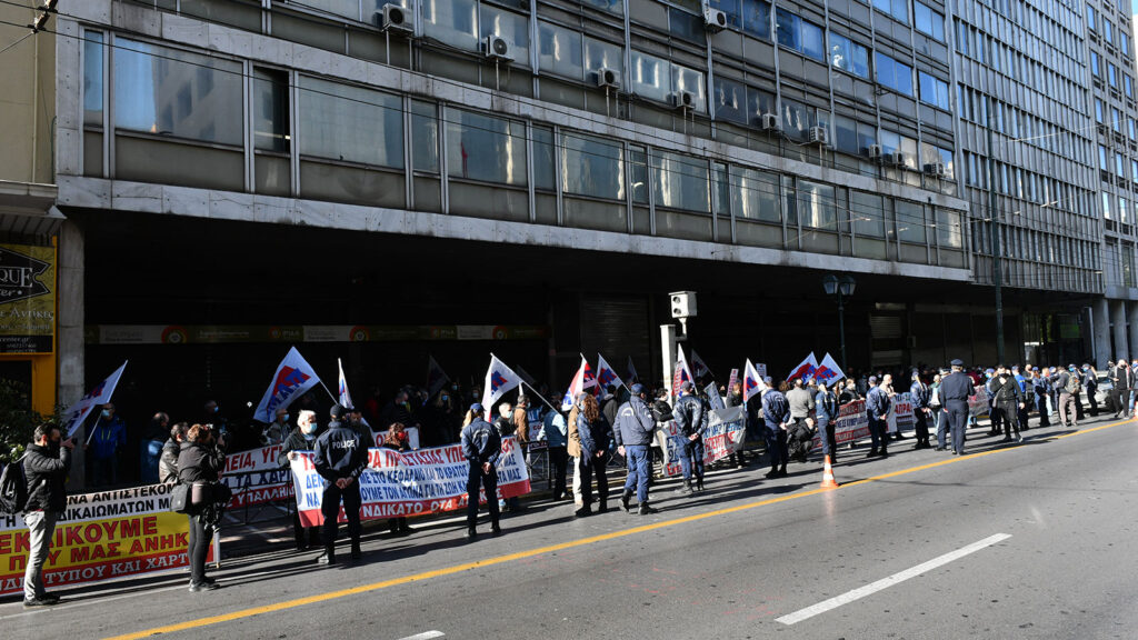 Απεργία 26/11/2020 - Υπουργείο Εργασίας: Συμβολική παρέμβαση στο υπουργείο Εργασίας πραγματοποίησαν το πρωί εκπρόσωποι των Διοικητικών Συμβουλίων των Ομοσπονδιών, Σωματείων και του ΕΚΑ, στο πλαίσιο της σημερινής 24ωρης απεργίας