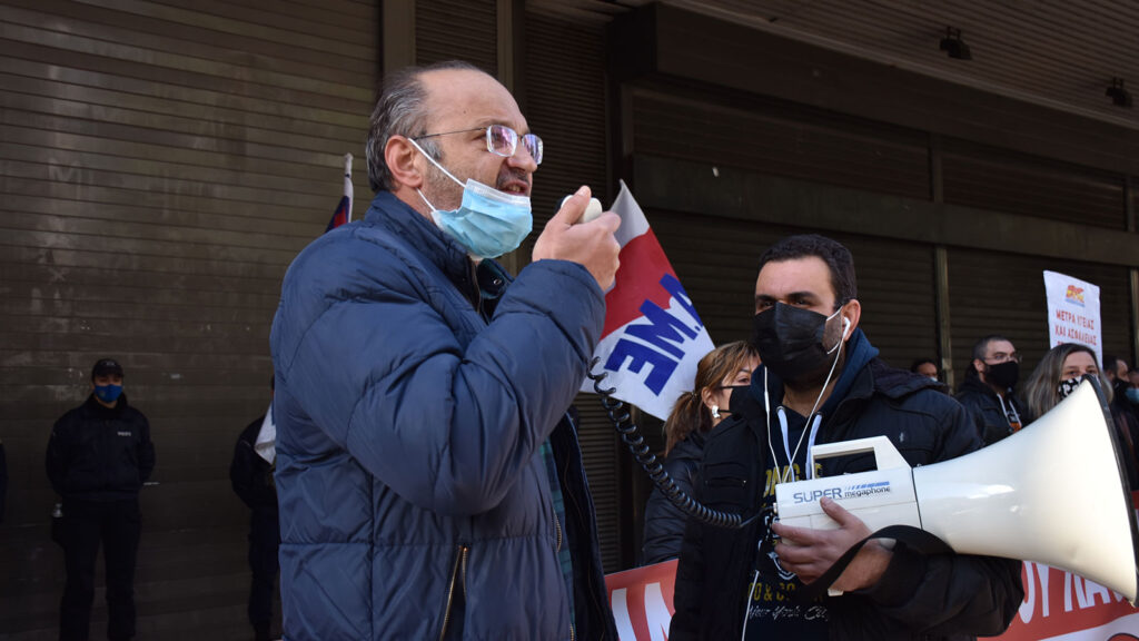 Απεργία 26/11/2020 - Υπουργείο Εργασίας: Συμβολική παρέμβαση στο υπουργείο Εργασίας πραγματοποίησαν το πρωί εκπρόσωποι των Διοικητικών Συμβουλίων των Ομοσπονδιών, Σωματείων και του ΕΚΑ, στο πλαίσιο της σημερινής 24ωρης απεργίας