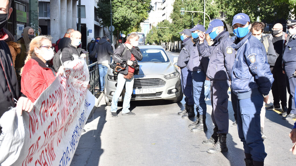 Απεργία 26/11/2020 - Υπουργείο Εργασίας: Συμβολική παρέμβαση στο υπουργείο Εργασίας πραγματοποίησαν το πρωί εκπρόσωποι των Διοικητικών Συμβουλίων των Ομοσπονδιών, Σωματείων και του ΕΚΑ, στο πλαίσιο της σημερινής 24ωρης απεργίας