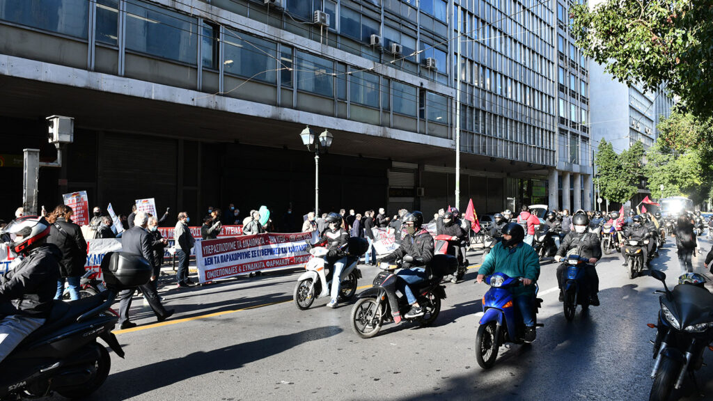 Απεργία 26/11/2020 - Υπουργείο Εργασίας: Συμβολική παρέμβαση στο υπουργείο Εργασίας πραγματοποίησαν το πρωί εκπρόσωποι των Διοικητικών Συμβουλίων των Ομοσπονδιών, Σωματείων και του ΕΚΑ, στο πλαίσιο της σημερινής 24ωρης απεργίας