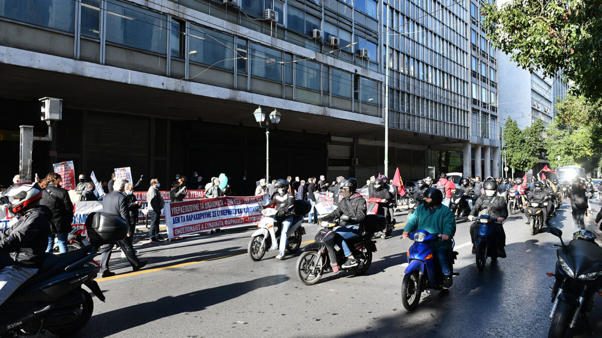 Απεργία 26/11/2020 - Υπουργείο Εργασίας: Συμβολική παρέμβαση στο υπουργείο Εργασίας πραγματοποίησαν το πρωί εκπρόσωποι των Διοικητικών Συμβουλίων των Ομοσπονδιών, Σωματείων και του ΕΚΑ, στο πλαίσιο της σημερινής 24ωρης απεργίας