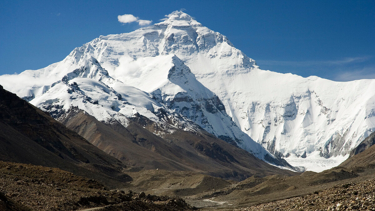 Η κορυφή Έβερεστ των Ιμαλαΐων από τη βόρια πλευρά όπως φαίνεται από την κατασκήνωση βάσης στο Θιβέτ το 2006
