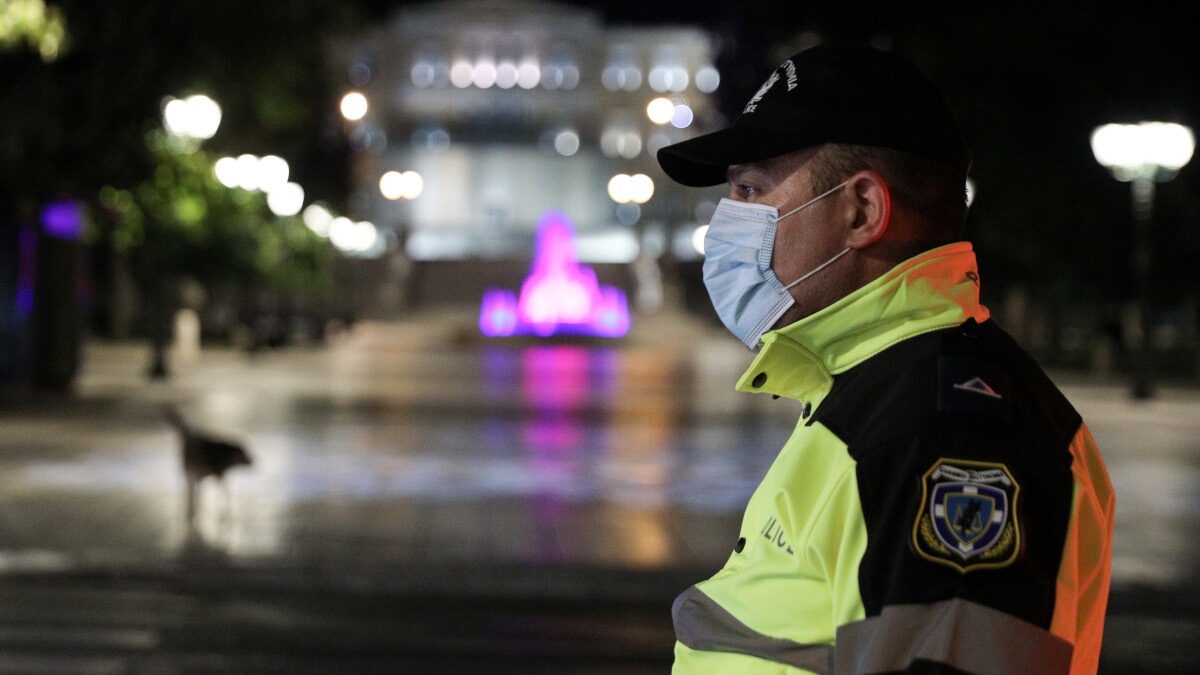 Αστυνομικός σε βραδινή υπηρεσία στο Σύνταγμα