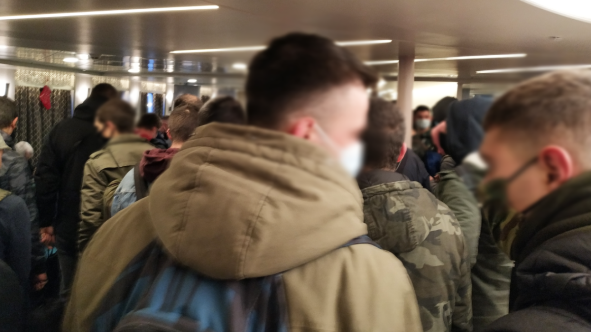 Συνωστισμός φαντάρων στο πλοίο από Χίο Λέσβο