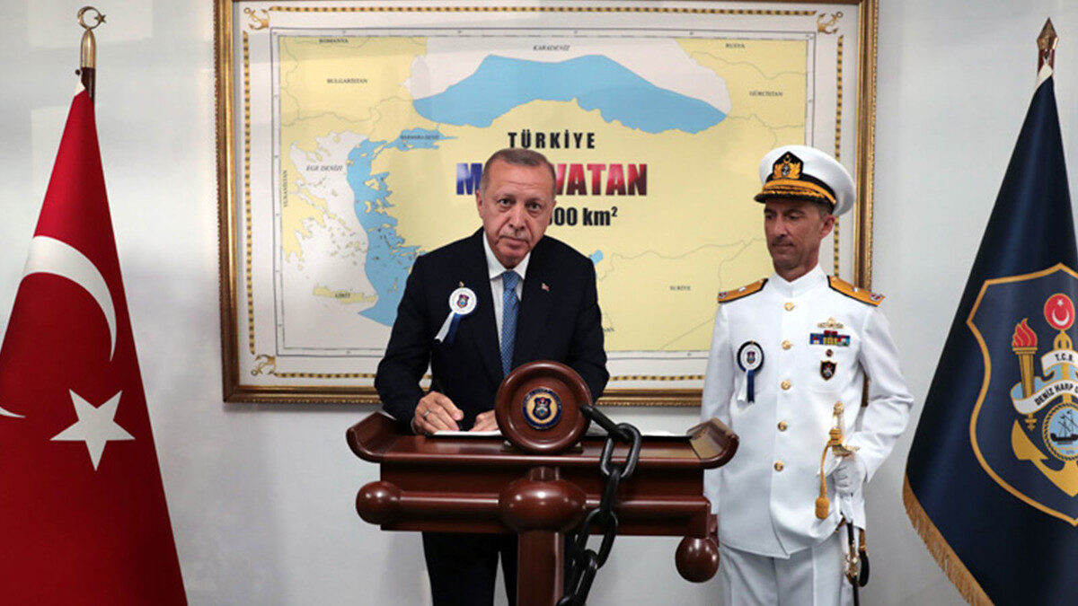 Ο πρόεδρος της Τουρκίας Τ. Ερντογάν με φόντο τον χάρτη της «γαλάζιας πατρίδας» όπως έχουν ονομάσει τα αστικά επιτελεία της Τουρκίας τις διεκδικήσεις τους
