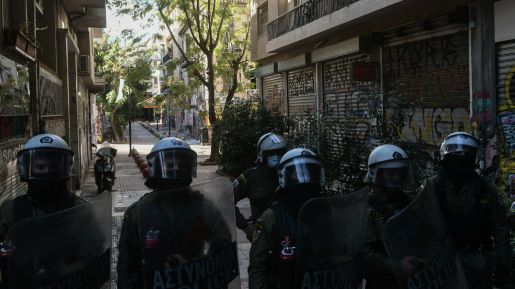 Αστυνομία -Καταστολή - Ματ στις γειτονιές του κέντρου της Αθήνας 6/12/2020 - Απαγορεύουν την πρόσβαση στο μνημείο του δολοφονημένου 15χρονου, από αστυνομικούς, Αλέξη Γρηγορόπουλου