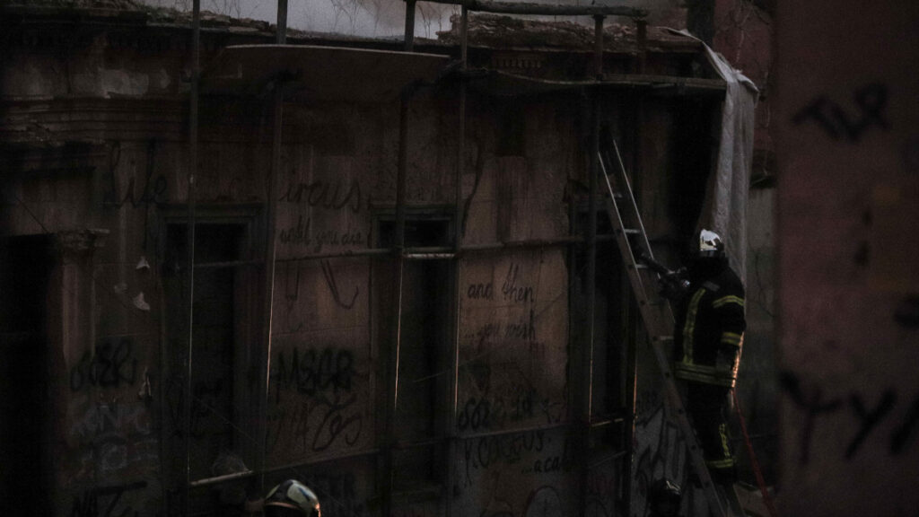 Πυροσβεστική - Πυρκαγιά βρίσκεται σε ακάλυπτο χώρο εγκαταλελειμμένου σπιτιού στη συμβολή της οδού Ιπποκράτους με την Ερεσού, στα Εξάρχεια, Αθήνα