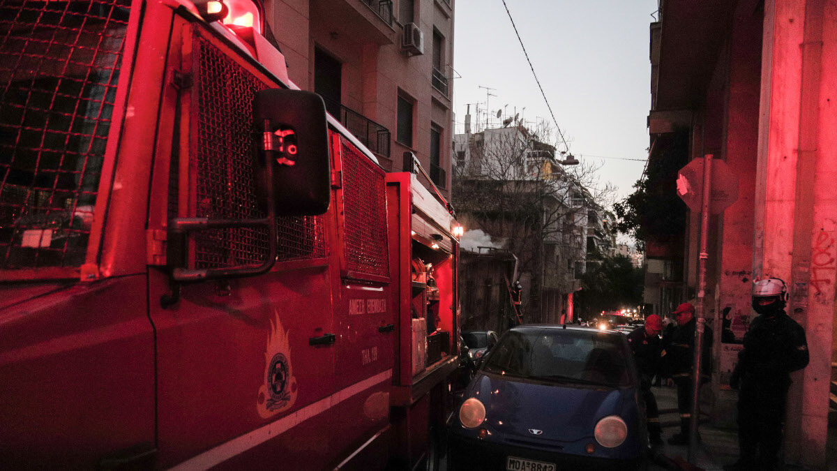 Πυροσβεστική - Πυρκαγιά σε ακάλυπτο χώρο εγκαταλελειμμένου σπιτιού στη συμβολή της οδού Ιπποκράτους με την Ερεσού, στα Εξάρχεια, Αθήνα