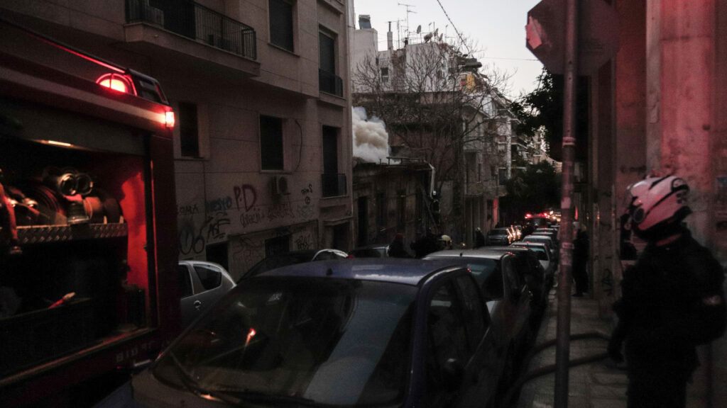 Πυροσβεστική - Πυρκαγιά βρίσκεται σε ακάλυπτο χώρο εγκαταλελειμμένου σπιτιού στη συμβολή της οδού Ιπποκράτους με την Ερεσού, στα Εξάρχεια, Αθήνα