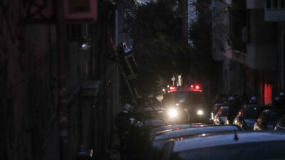 Πυρκαγιά σε ακάλυπτο χώρο εγκαταλελειμμένου σπιτιού στη συμβολή της οδού Ιπποκράτους με την Ερεσού, στα Εξάρχεια, Αθήνα