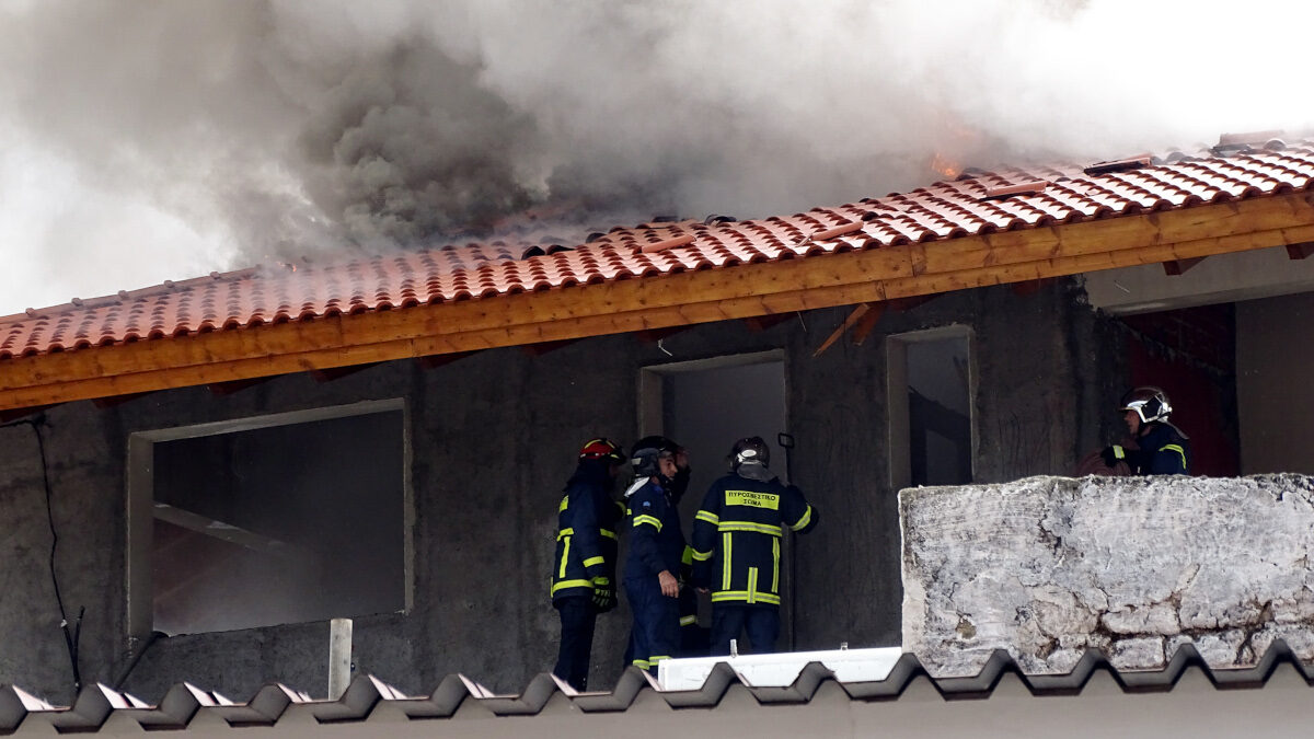 Πυροσβέστες επιχειρούν σε πυρκαγιά που εκδηλώθηκε σε σπίτι από κεραυνό στη Ρόδο