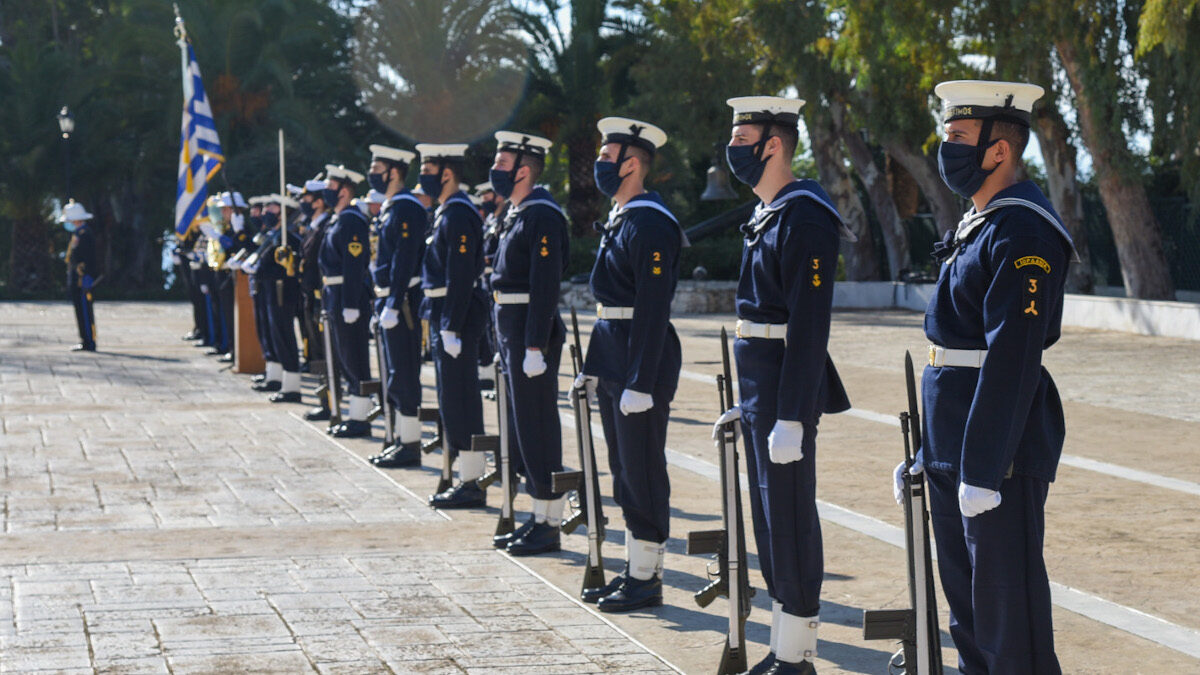 Δόκιμοι αξιωματικοί του Πολεμικού Ναυτικού σε τελετή για τον Άγιο Νικόλαο στη Σχολή Ναυτικών Δοκίμων στον Πειραιά - 2020