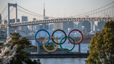 Το σύμβολο των Ολυμπιακών Αγώνων του Τόκιο, οι πέντε επιβλητικοί Ολυμπιακοί κύκλοι δίπλα στη γέφυρα του ουράνιου τόξου