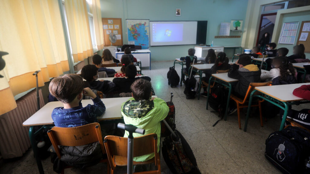 Τάξη 6ου Δημοτικού Σχολείου Γλυφάδας - 25 μαθητές ανα τάξη με ευθύνη της Υπουργού της ΝΔ Ν. Κεραμέως