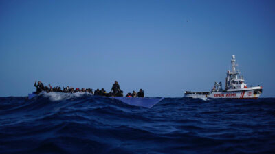 Πλοίο της Open Arms σώζει μετανάστες στη Μεσόγειο