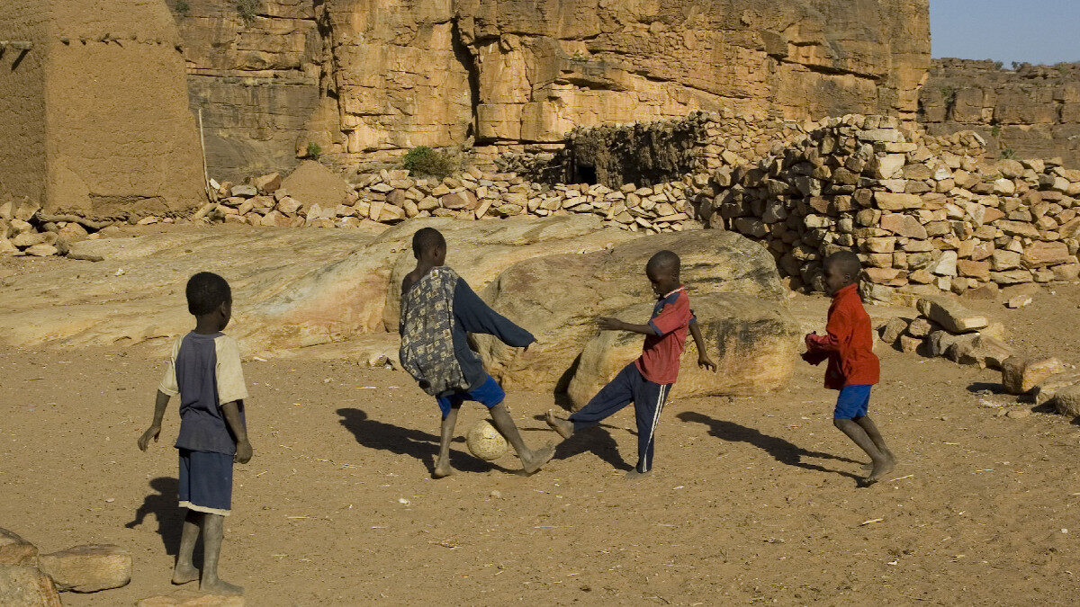 Παιδιά παίζουν μπάλα στην πόλη Ντόγκο, στο Μάλι της Αφρικής