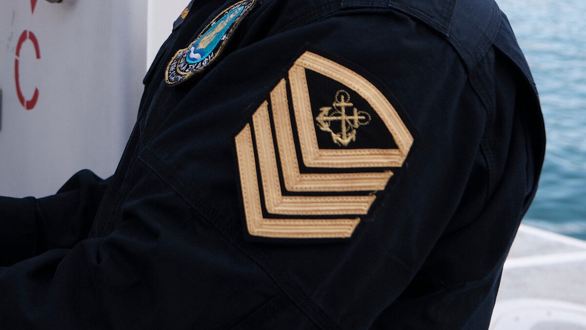 Λιμενικός σε πλωτό στη Μυτιλήνη - Λέσβος