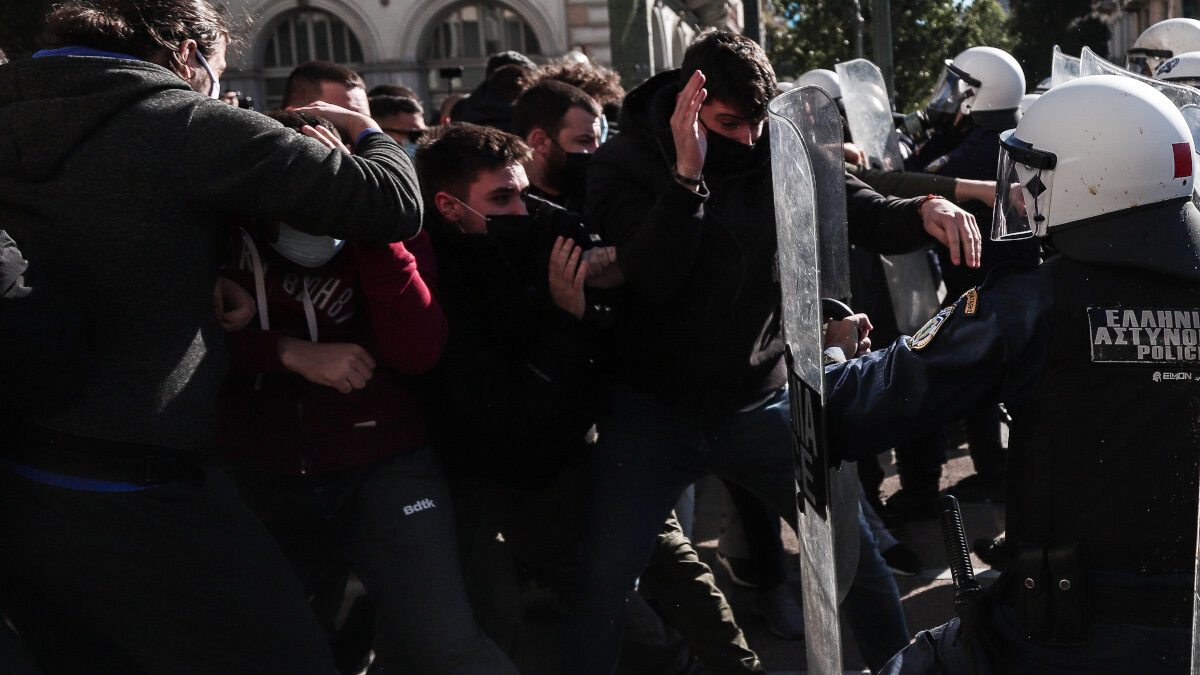 Επίθεση των ΜΑΤ σε φοιτητές στην πλατεία Κοραή