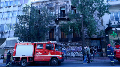 Επέμβαση της Πυροσβεστικής σε πυρκαγιά στο κέντρο της Αθήνας - Γενάρης 2021
